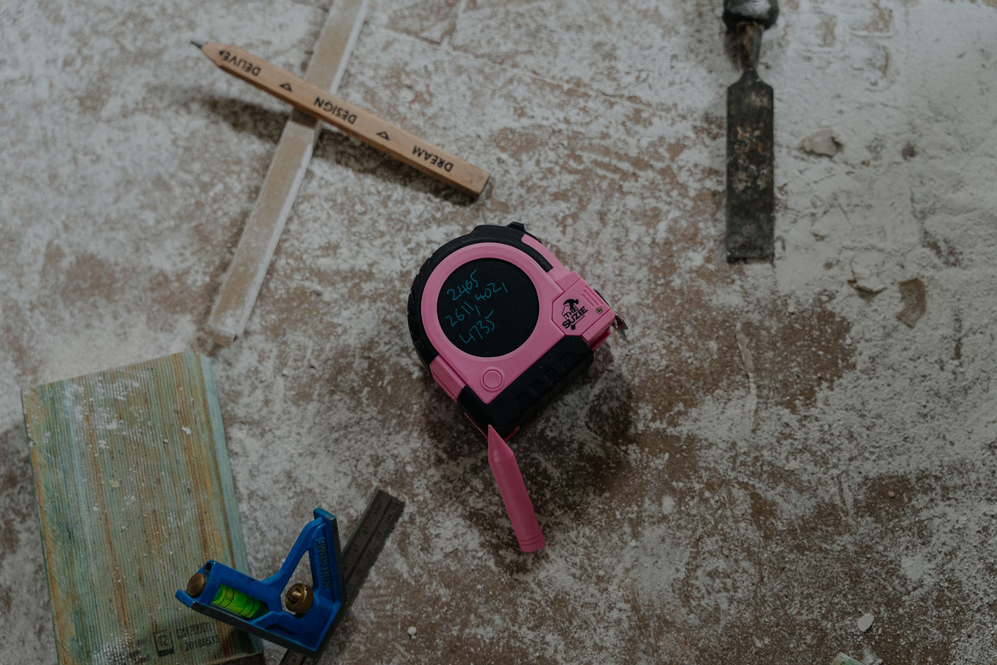 THE SUZIE 8M LCD TAPE MEASURE