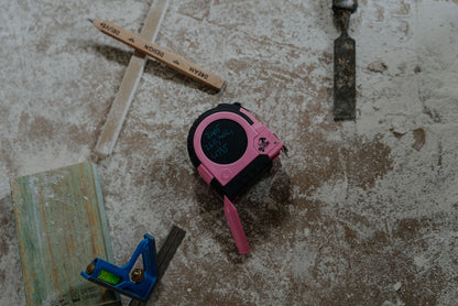 THE SUZIE 8M LCD TAPE MEASURE