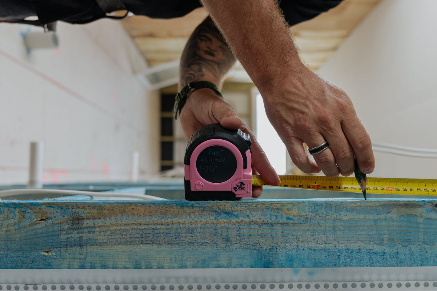 THE SUZIE 8M LCD TAPE MEASURE